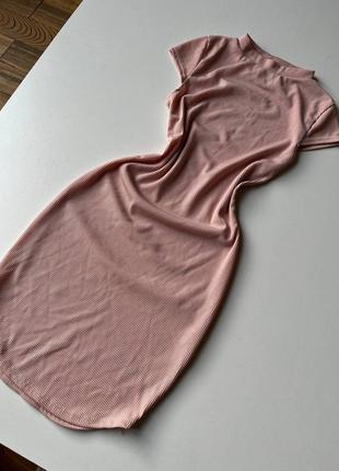 Идеальное пудровое розовое платье в рубчик4 фото