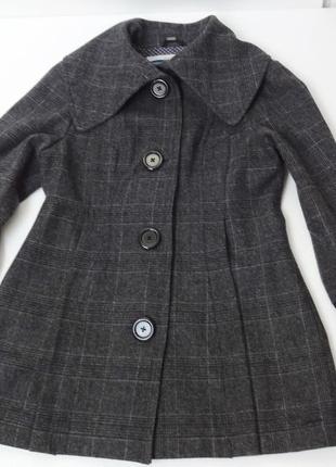 Трендовое шерстяное укороченное пальто с трикотажными рукавами.1 фото
