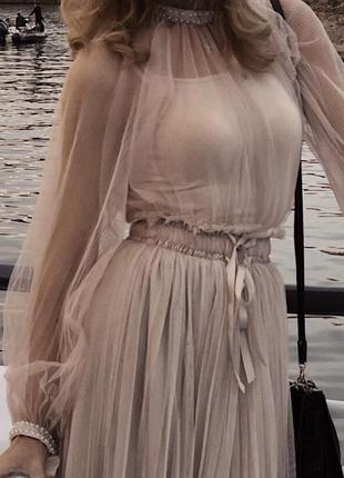 Дуже гарний, ніжний і жіночний костюм.