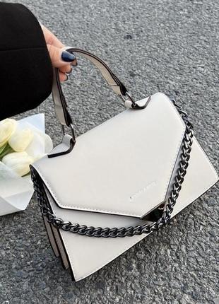 Женская классическая сумка кросс-боди с цепочкой через плечо на ремешке белая1 фото