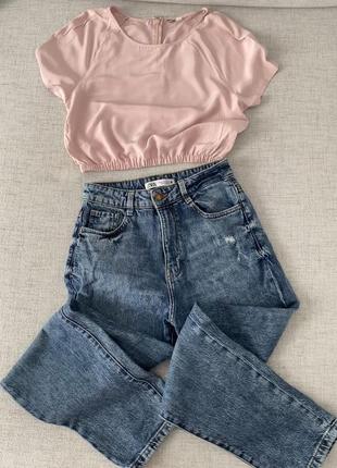 Mom джинсы zara с высокой талией и пудровый топ