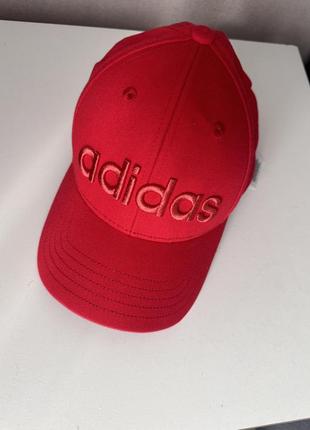 Бейсболка adidas червона