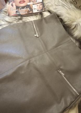 Актуальна спідниця з замками.