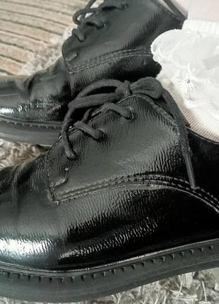 Туфли классические лаковые на ряду хода