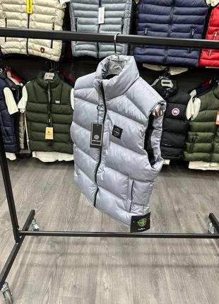 Весенняя стеганая серая жилетка stone island веснушка серая жилетка stone island