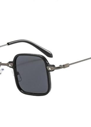 Сонцезахисні окуляри квадратні, чорні в пластиковій та металевій оправі