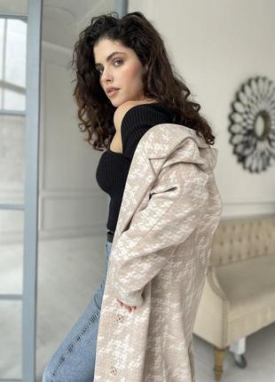 Жіноче довге актуальне брендове пальто з принтом3 фото