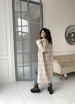 Жіноче довге актуальне брендове пальто з принтом2 фото