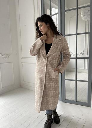 Жіноче довге актуальне брендове пальто з принтом5 фото