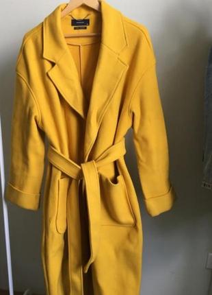 Ярко жёлтое пальто на запах3 фото