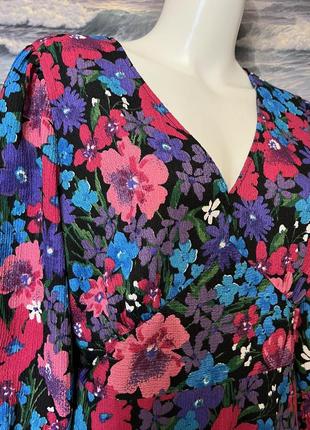 Очень красивое и стильное брендовое платье в цветах.