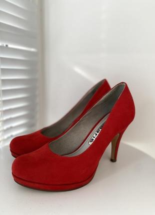 Туфли красного цвета tamaris