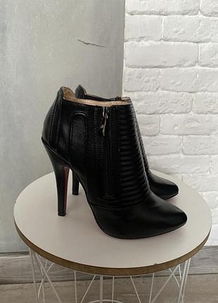 Лабутены кожаные ботильоны на шпильке италия christian louboutin 36р оригинал