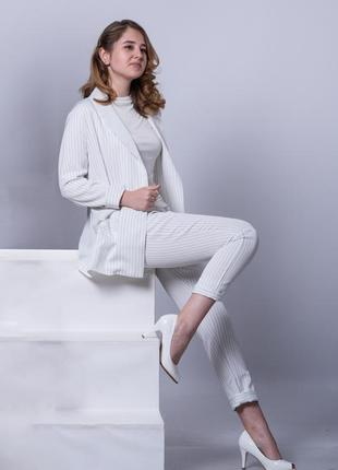 Легкий костюм в линию