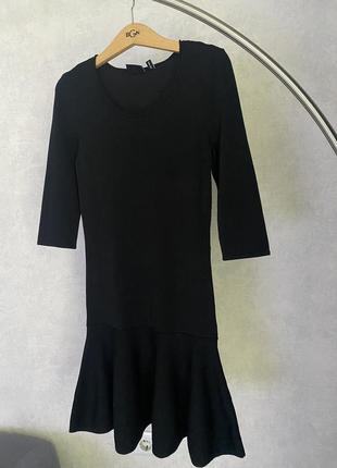 Класисне чорне плаття з оборкою