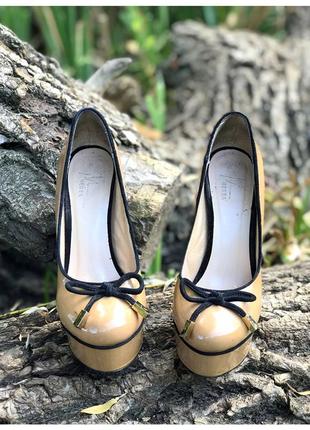 Бежевые, лакированные туфли