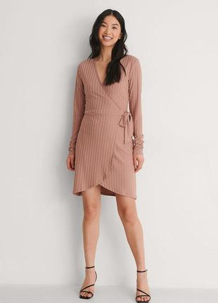 Сукня з довгими рукавами в рубчик на запах na-kd