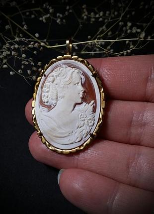 Срібна камея з мушлею срібло в позолоті брош кулон