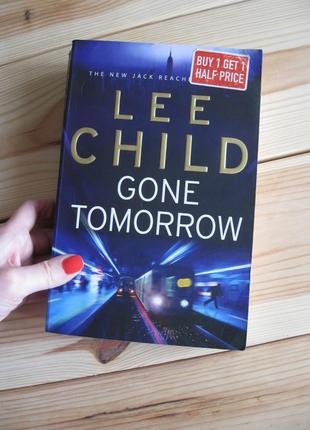 Книга на английском языке "jack reacher: gone tomorrow" lee child