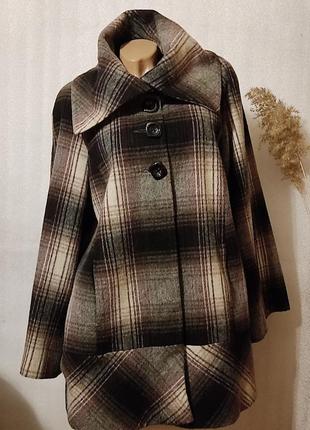 Красивое женское пальто