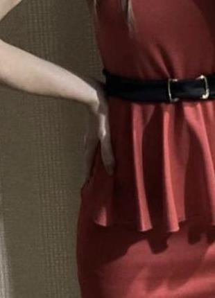 Червона сукня міді з баскою та поясом2 фото