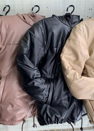 Универсальная курточка из эко-кожи с капюшоном и высоким воротником8 фото