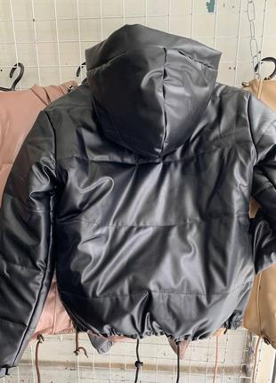 Универсальная курточка из эко-кожи с капюшоном и высоким воротником9 фото