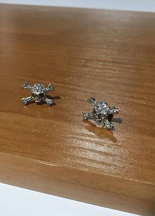 Сережки гвоздики череп vivienne westwood