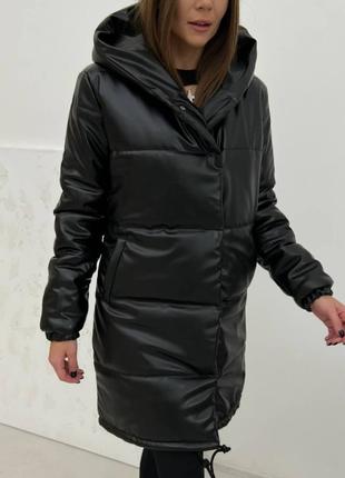 Курточка зефирка из эко-кожи удлиненная на шнурочках, с капюшоном.4 фото