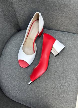 Базові туфлі на невисокому каблуку з відкритим носком червоно-білі