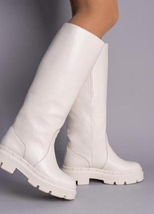 Сапоги женские кожаные молочного цвета демисезонные