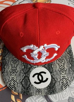 Червона кепка snapback  з крутим козирком розпродаж бейсболка