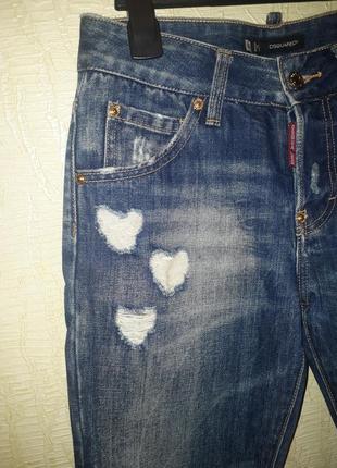 Оригинальные укороченные джинсы бойфренды dsquared с рваными сердечками размер 362 фото