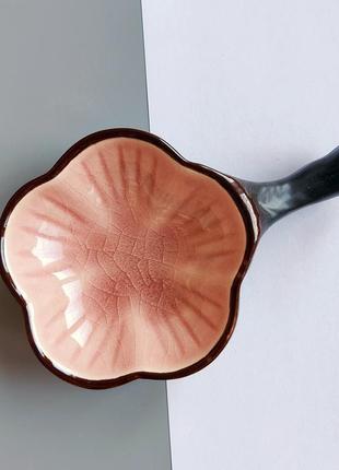 Розовая керамическая чернильница с подставкой под кисть в виде ручки1 фото