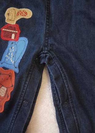 Мягкий джинсовый комбинезон с апликацией на мальчика2 фото