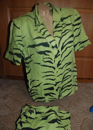 Костюм с юбкой зелений