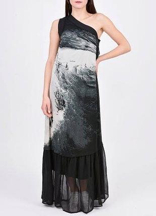 Довге плаття на одне плече, religion (англія)