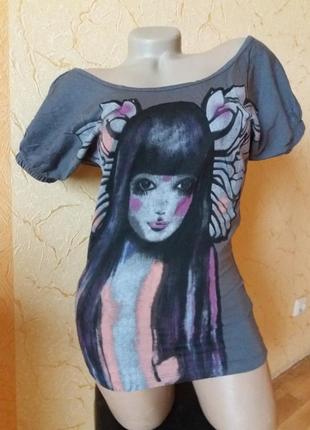 Серая туника с оригинальным принтом