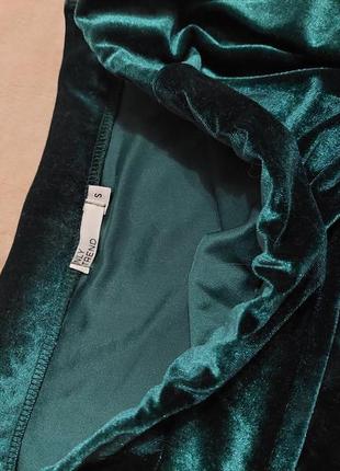 Актуальная велюровая бархатная миди юбка с розрезом nly trend зеленого цвета3 фото