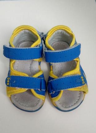 Продам две пары детских босоножек clibee(румыния) на липучках .
