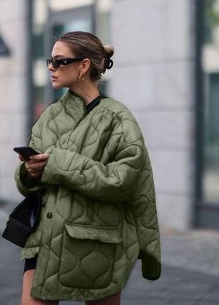 Куртка жіноча коротка весняна демісезонна стьобана лакова коротка сорочка на весну зелена хакі чорна біла рожева сіра вільна оверсайз