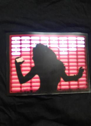 Футболка для диско реагирует на звуки