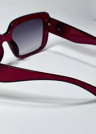 Очки солнцезащитные женские прямоугольные с линзами градиент и широкими дужками в бордовой оправе3 фото