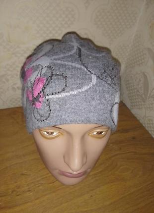 Сіра жіноча шапочка з квітковим принтом2 фото