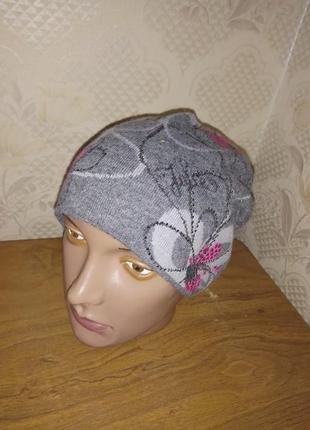 Сіра жіноча шапочка з квітковим принтом3 фото