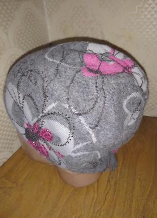 Сіра жіноча шапочка з квітковим принтом4 фото