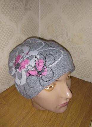 Сіра жіноча шапочка з квітковим принтом6 фото