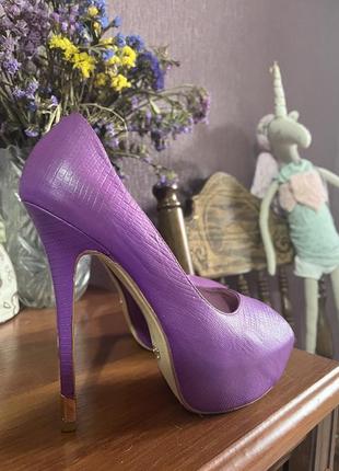 Туфли на высоком каблуке