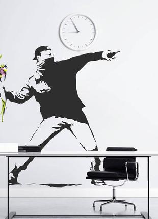 Интерьерная наклейка на стену метатель цветов бэнкси oracal размер 96x98см