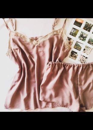 Пижамка с кружевом в темно-бежевом цвете.